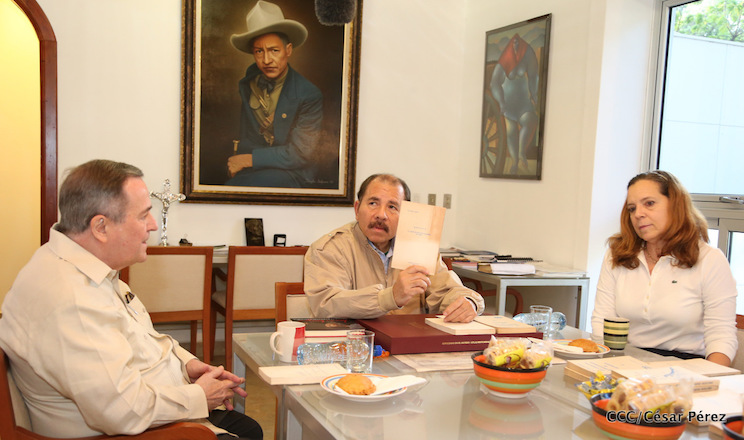 Comandante Daniel recibe obras sobre la defensa de la soberan&iacute;a nacional del Doctor Luis Pasos Arg&uuml;ello